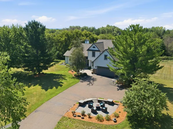 923 Cloverleaf Cir, Hudson, WI 54016