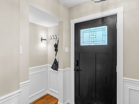 3rd image of 487 E 9th Ave