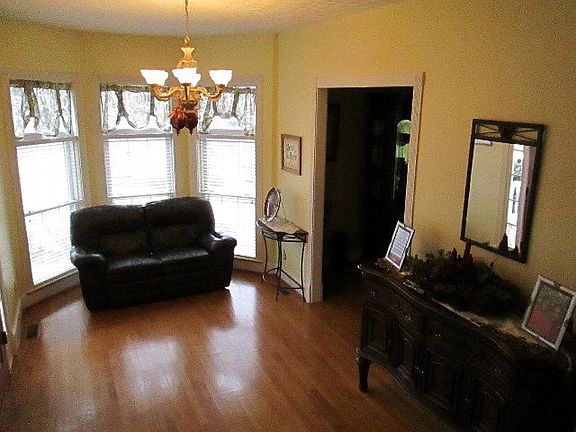 3rd image of 318 Fox Run Dr