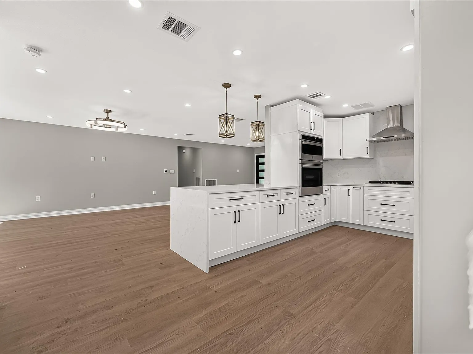 4 bed, 2.0 bath, 1913 sqft, $3,200 — Photo 2