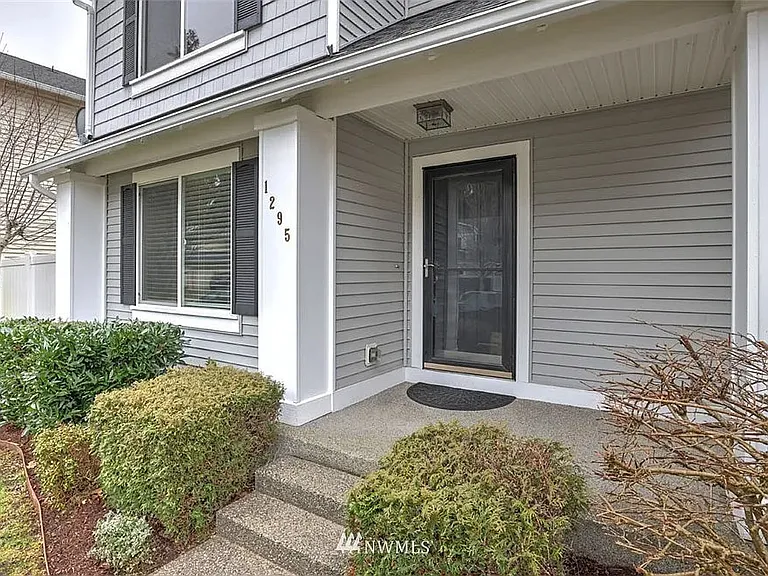 1295 Hudson St — Photo 2