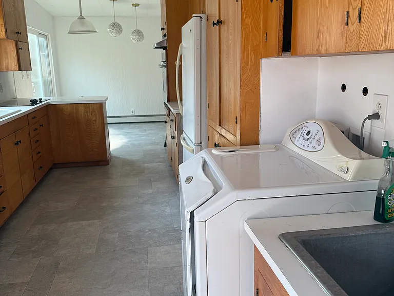722 Milroy St SW — Photo 7