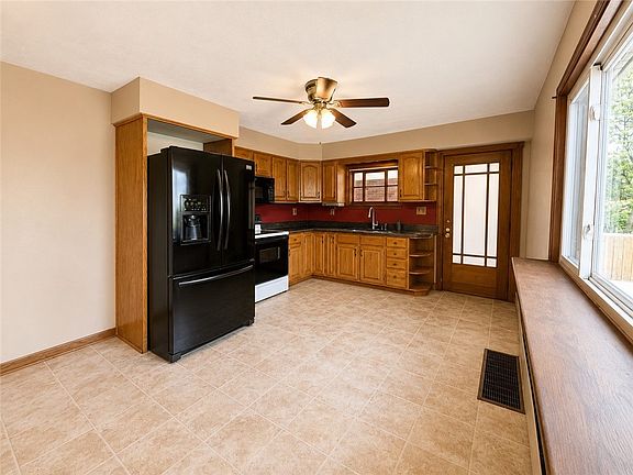 5th image of 393 Tulip Dr