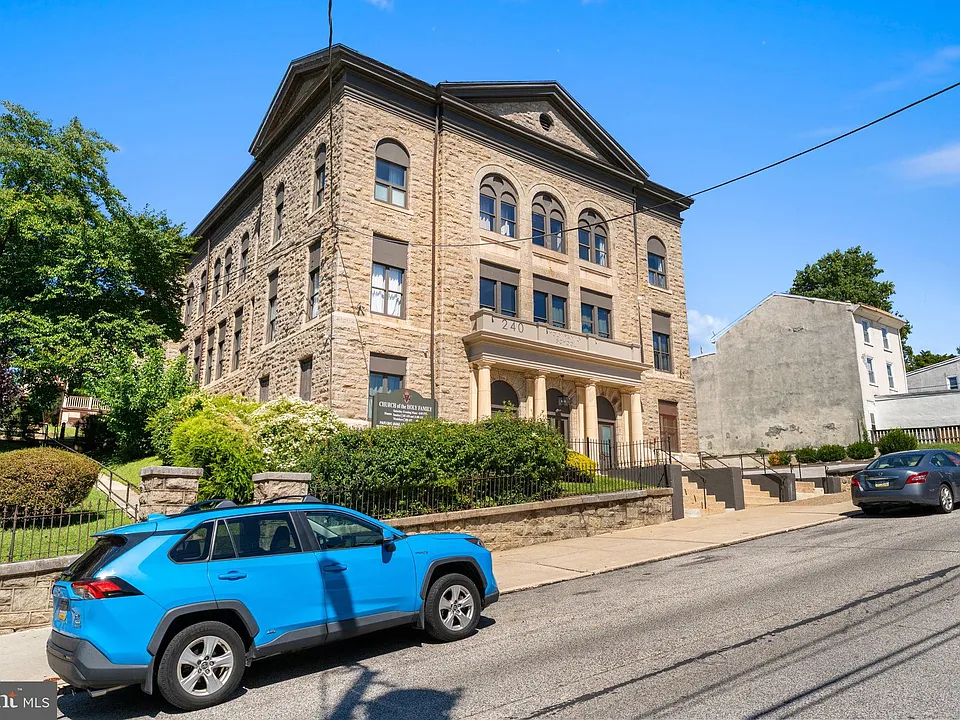 240 Hermitage St #204