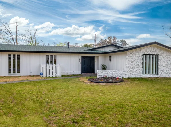 1800 Old Forge Dr, Little Rock, AR 72227