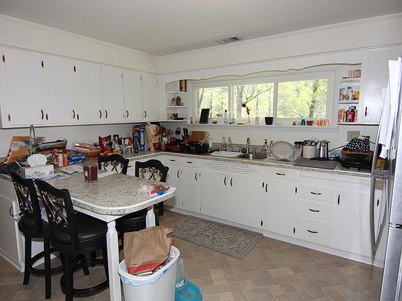3rd image of 565 Circle Dr