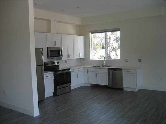 LARGE KITCHEN. NEW APPLIANCES