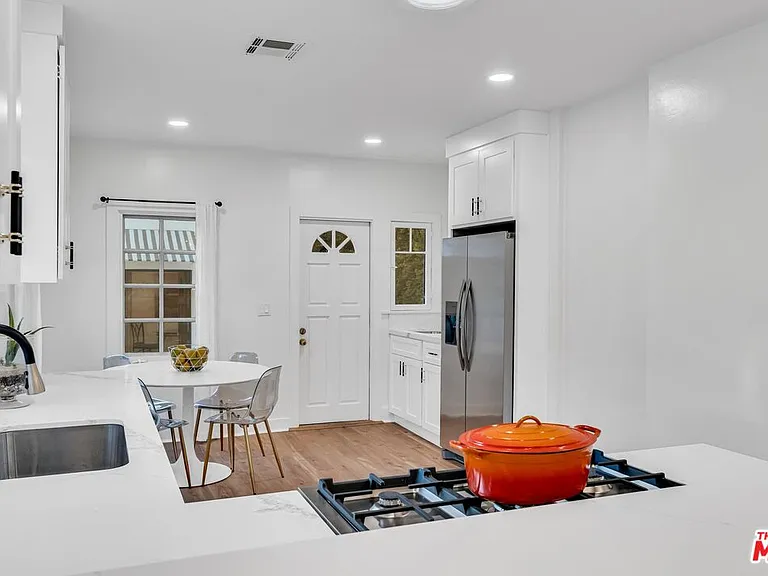 653 W Knoll Dr — Photo 18