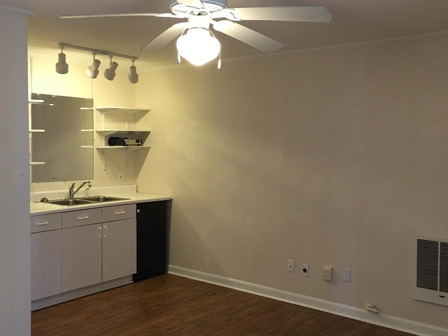 202 Gaston Ave — Photo 2