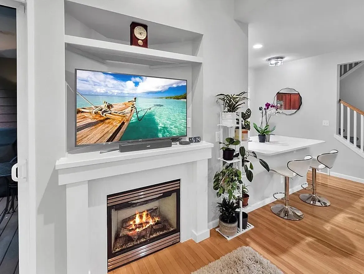 2 bed, 2.5 bath, 1300 sqft, $3,300 — Photo 4
