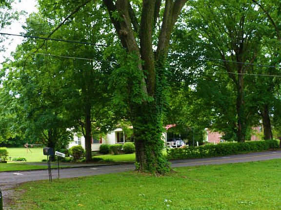 3rd image of 401 Hietts Ln