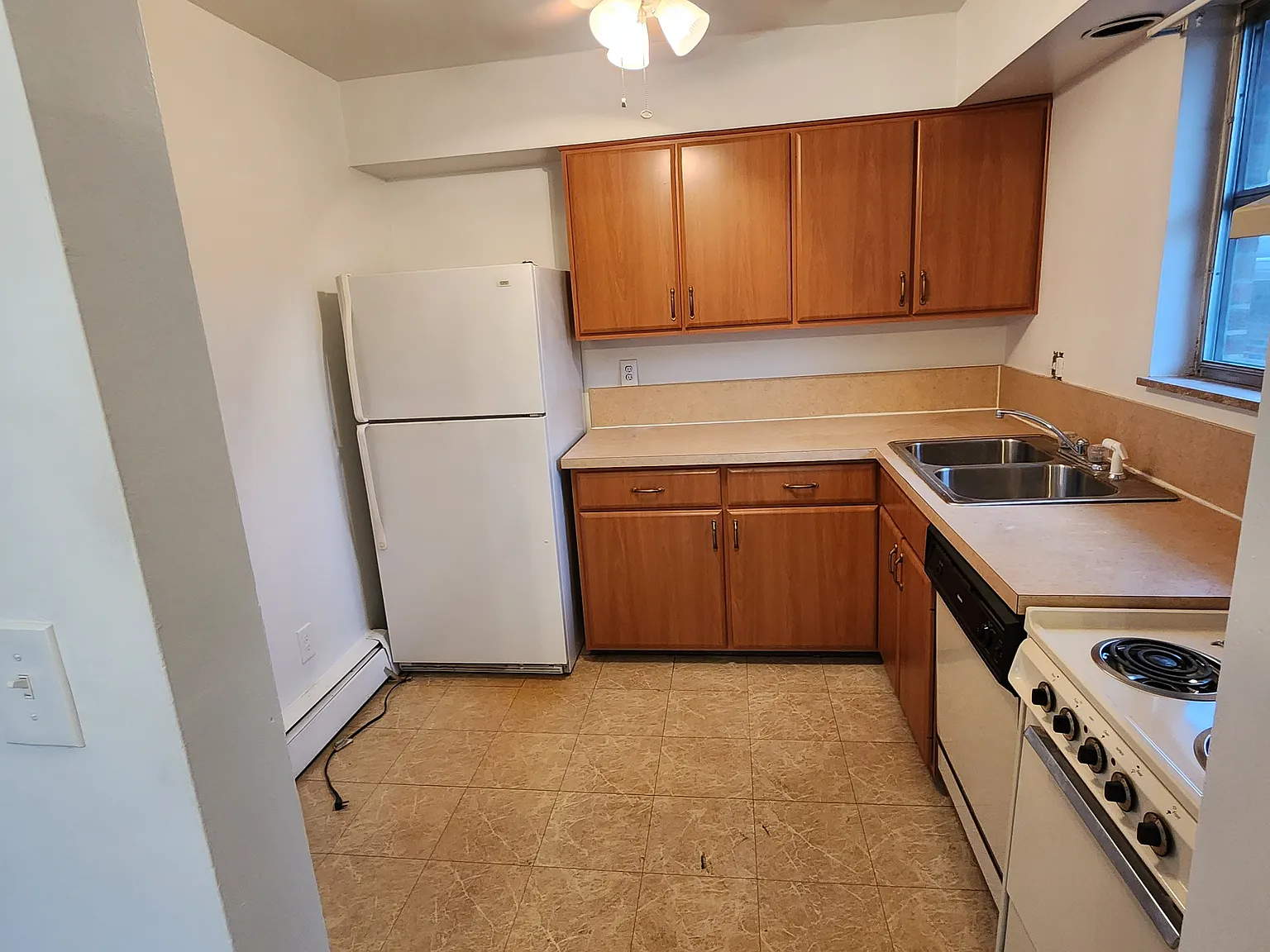2528 Vera Ave — Photo 3