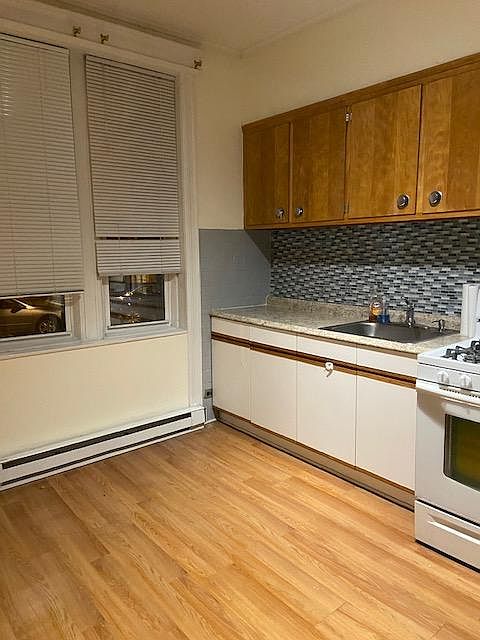 2nd image of 611 4th St APT 1