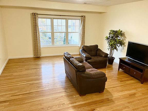 3rd image of 51 Pearl St #102