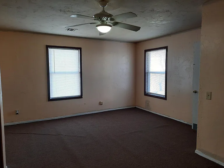 812 E Walnut St — Photo 5