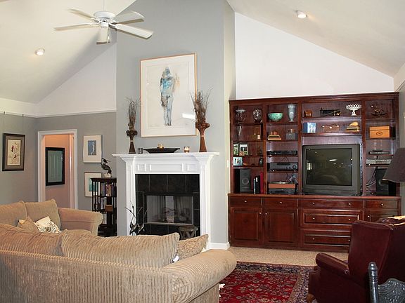 3rd image of 10174 Belgrove Ave