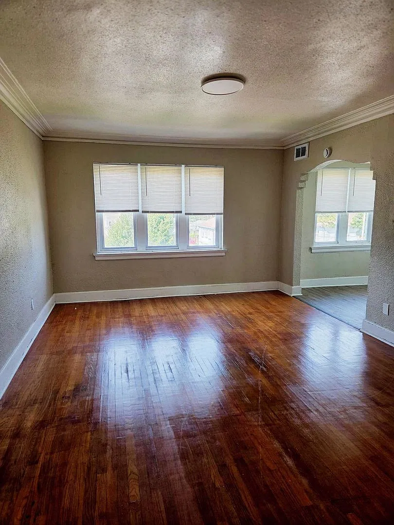 Teutonia Apartments — Photo 2