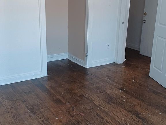 4th image of 1882 Marloes Ave #15
