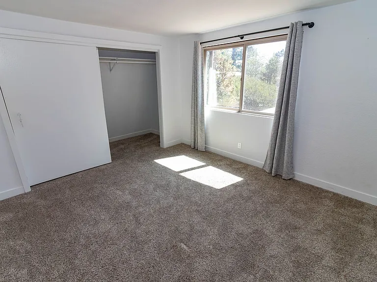 561 Los Angeles Ave — Photo 21