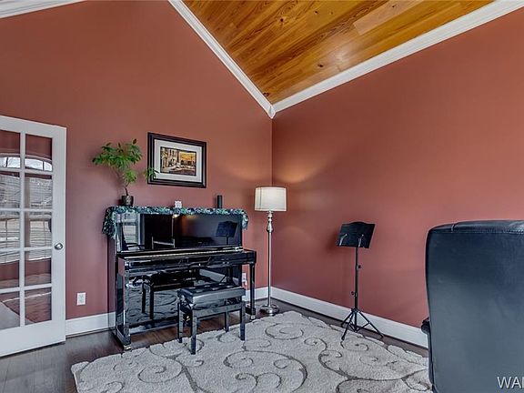 4th image of 3930 Versailles Ln