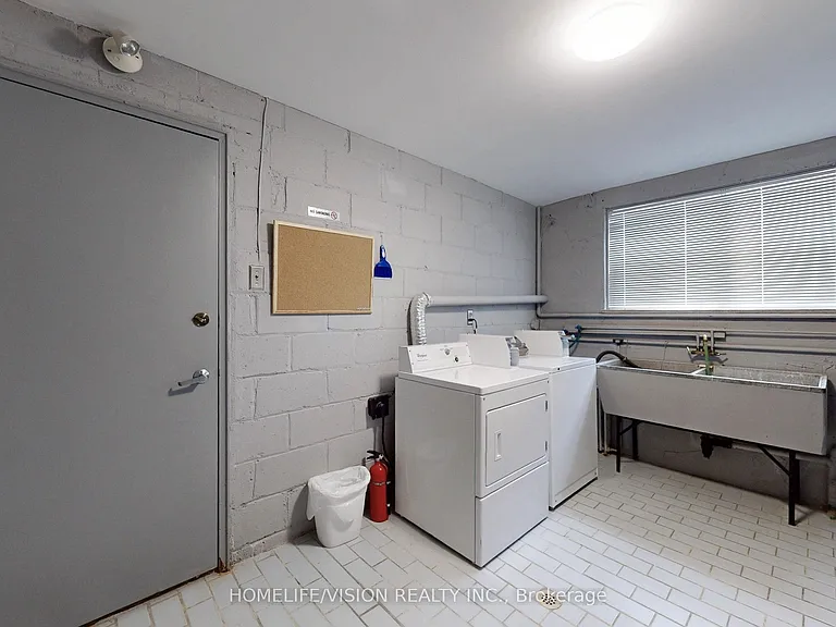 9901 Yonge St #4 — Photo 31