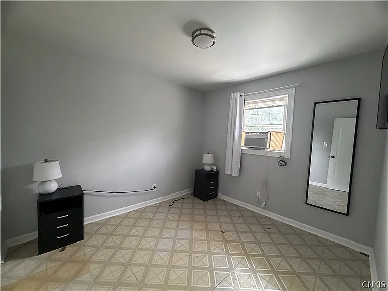 1628 Steuben St — Photo 6