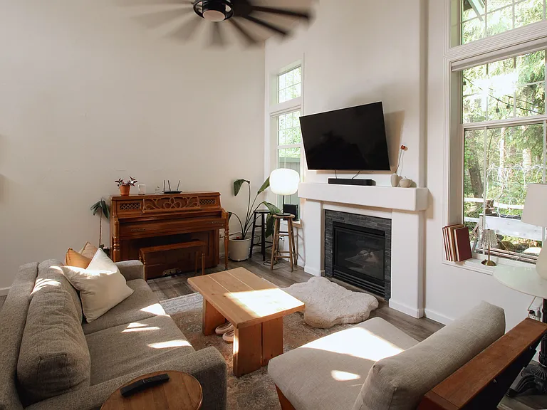 561 Elma Ave NE — Photo 5