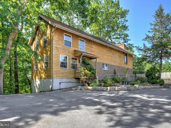 1175 S Meadow Ln, Palmyra, PA 17078