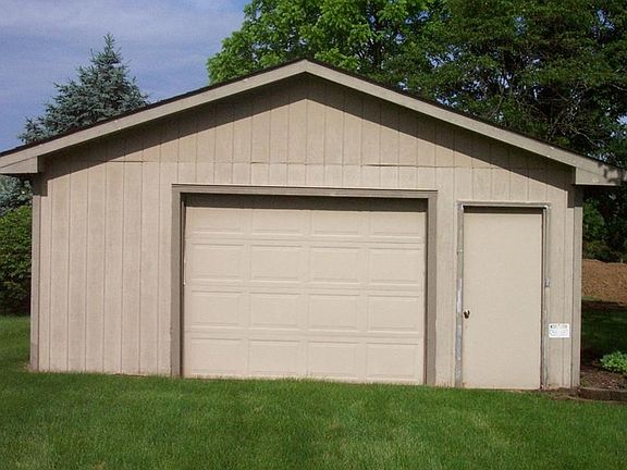 I Car Detached Garage for and extra car of just for storage.