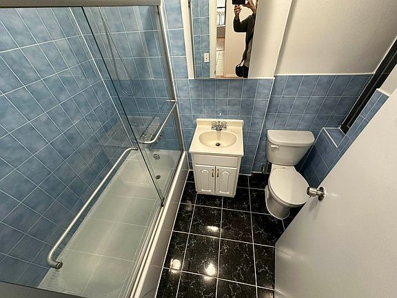 5th image of 332 W 37th St APT 4FW