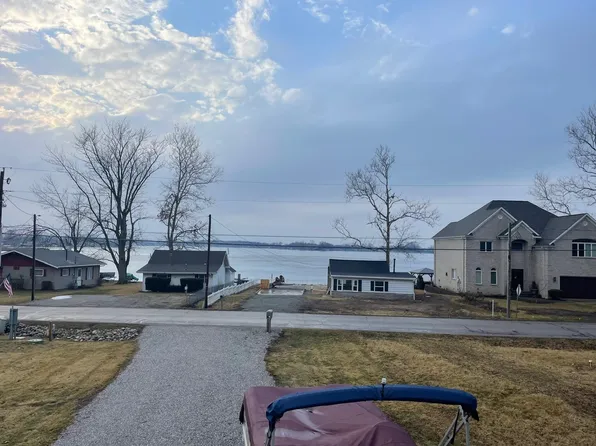 1074 Chapman Lake Dr, Warsaw, IN 46582