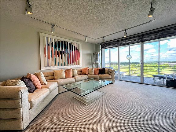 4th image of 625 Oaks Drive #901