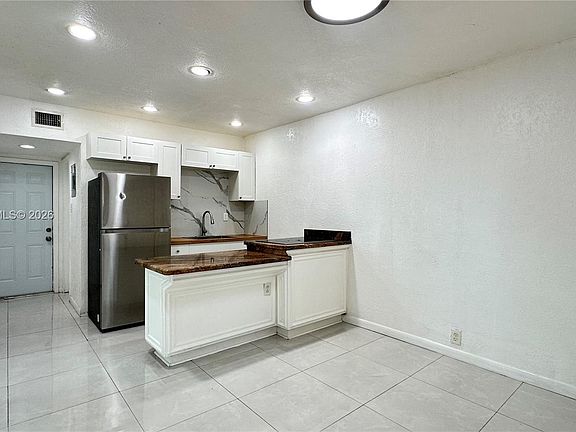 3rd image of 2220 Charleston St #2