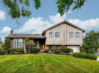 19 Dougal Ln, East Northport, NY 11731