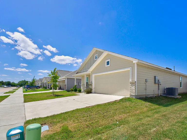 320 Dewberry St — Photo 3