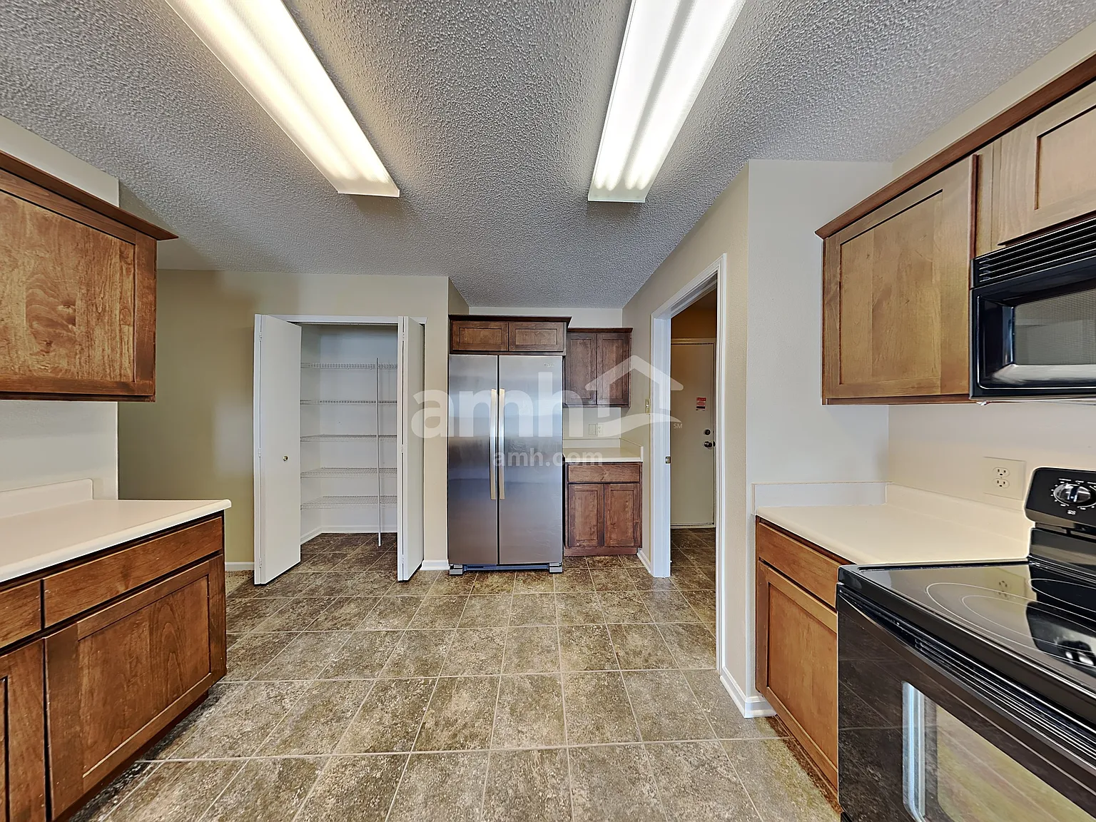 4 bed, 2.5 bath, 2328 sqft, $2,185 — Photo 3