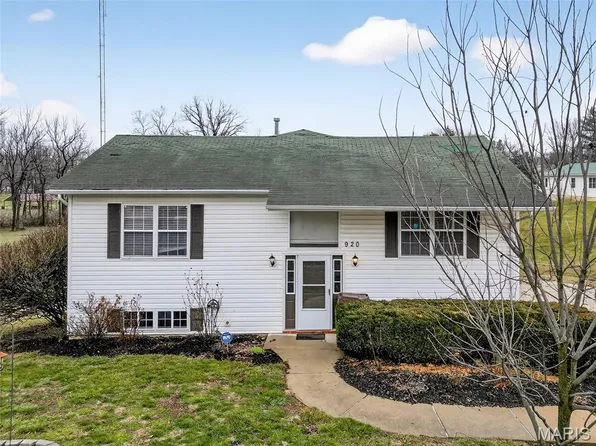 920 N 7th St, Elsberry, MO 63343
