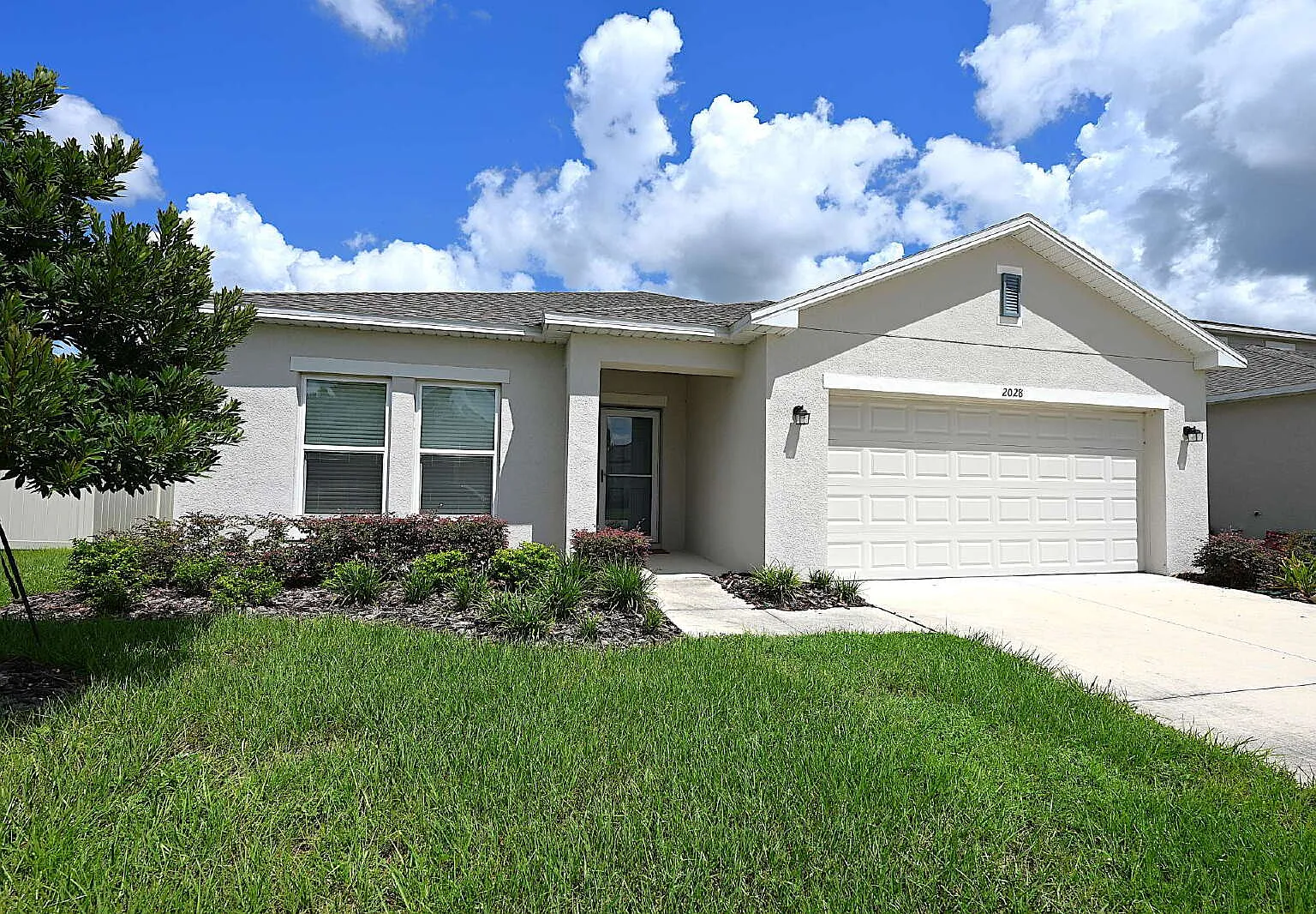 5 bed, 3.0 bath, 2106 sqft, $2,300 — Photo 2