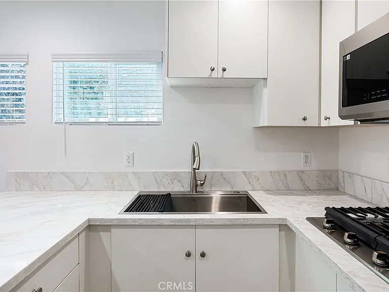 7042 White Oak Ave — Photo 10