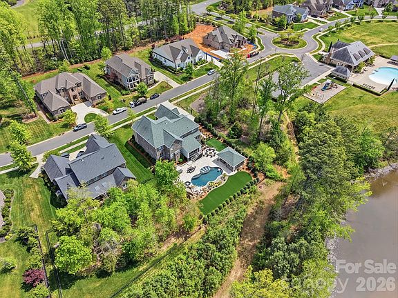 3rd image of 411 Turtleback Rdg