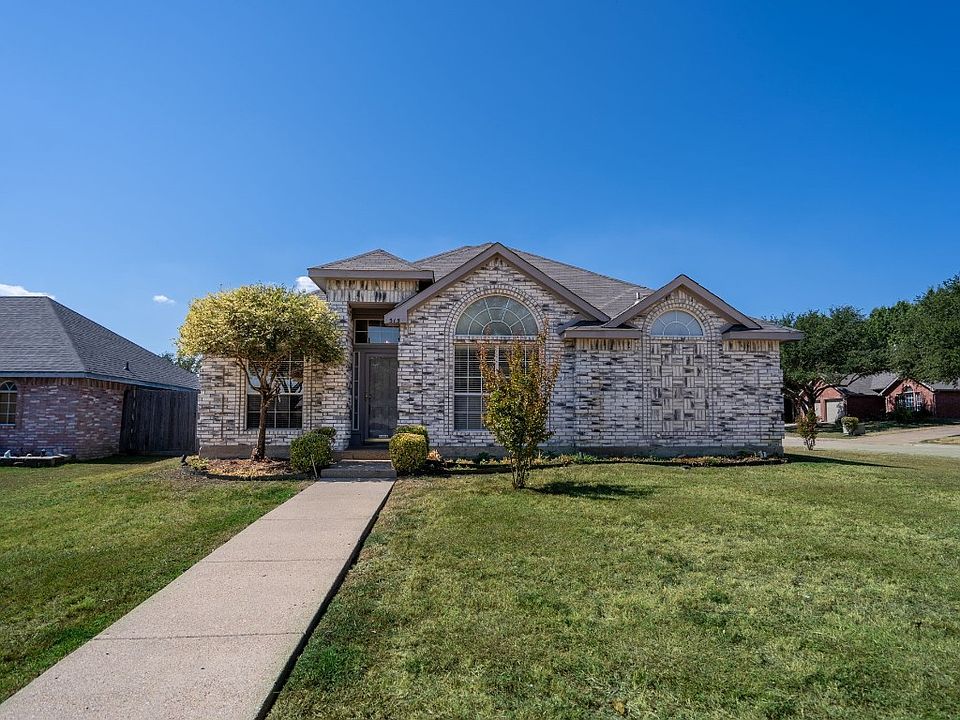 1st image of 315 Cresthaven Dr