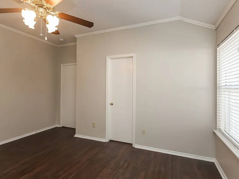 2524 Park Valley Dr — Photo 11