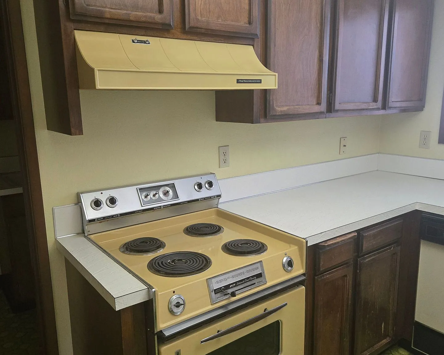 Centrally located 2 BR, 2 BA Duplex Unit with 1-car garage — Photo 3