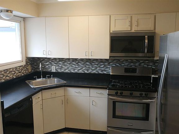 4th image of 3 Crestwood Ct
