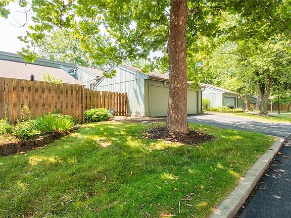 5th image of 646 Cobblestone Rd #12-B4