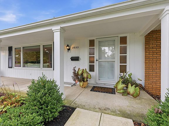 4th image of 2033 Chardon Rd