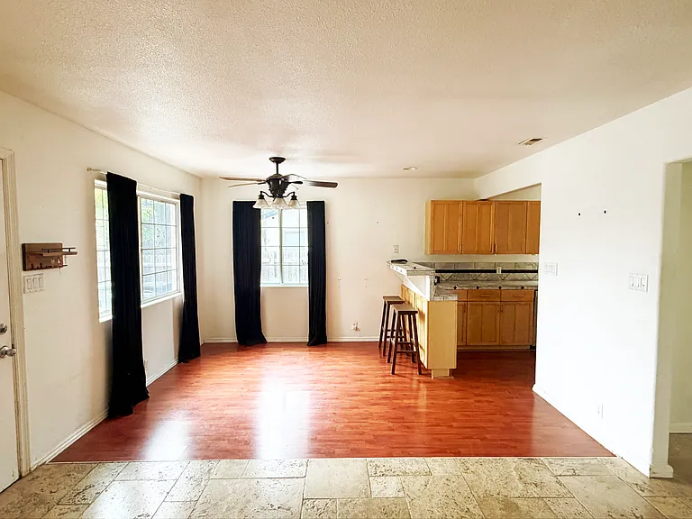 263 N Lomita Ave — Photo 2