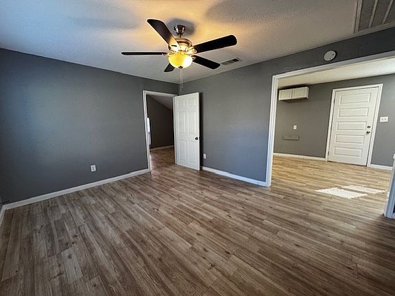 4th image of 1010 W Texas St