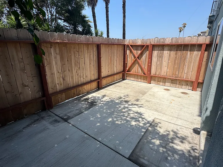 2490 Etiwanda St #E — Photo 17