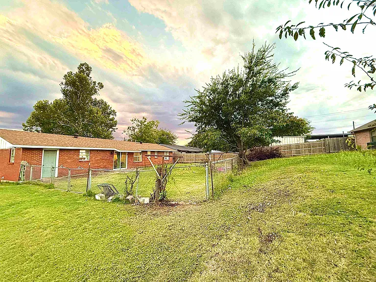 200 Arden St — Photo 30